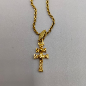 Colgante de cruz de caravaca, la parte de colgar es una hoja detallada oro de 18 REF: CG173