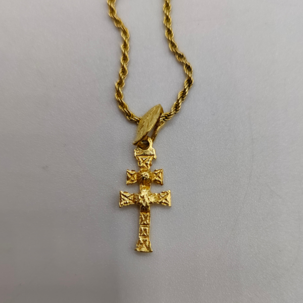 Colgante de cruz de caravaca, la parte de colgar es una hoja detallada oro de 18 REF: CG173