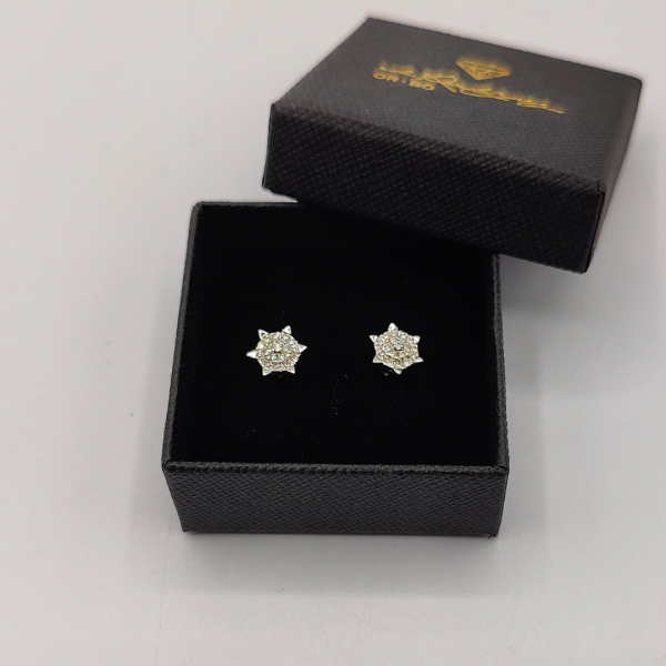 pendiente rosetón oro blanco 18 k con diamantitos