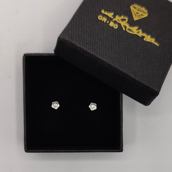 Florecita con circonita en medio de oro blanco 18 k