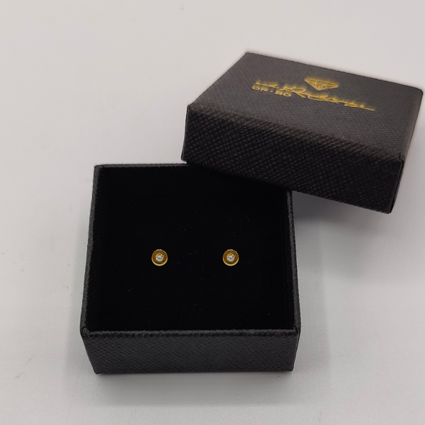 Círculo de Oro de 18K con Circonita Central
