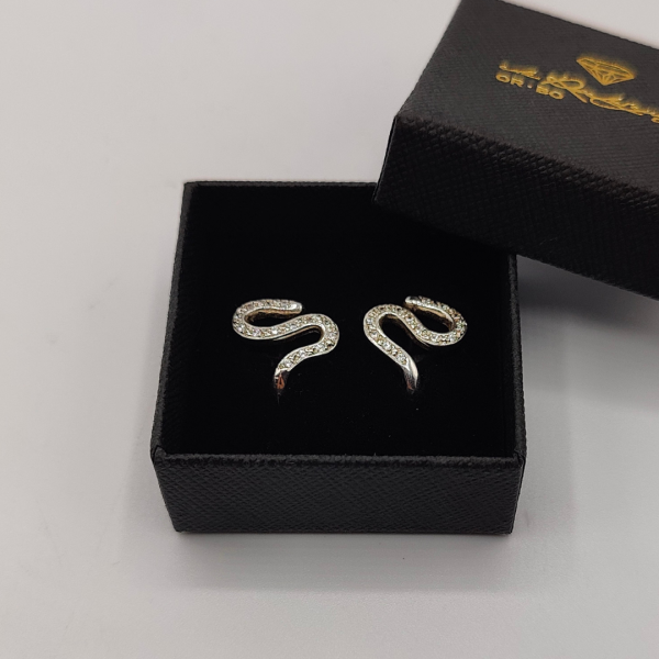Pendiente en Forma de S Recubierto de Circonitas en Oro Blanco de 18K