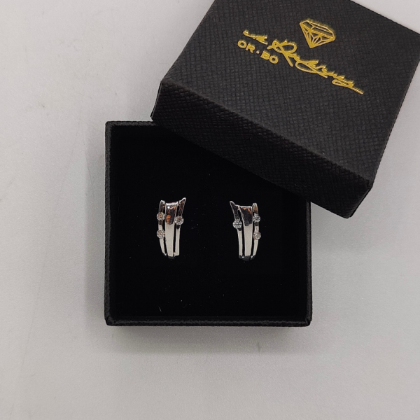 Pendiente con Tres Circonitas en Oro Blanco de 18K