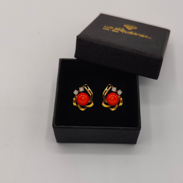 Pendiente Estilo Botón con Coral Natural y Estructura Floral en Oro de 18K