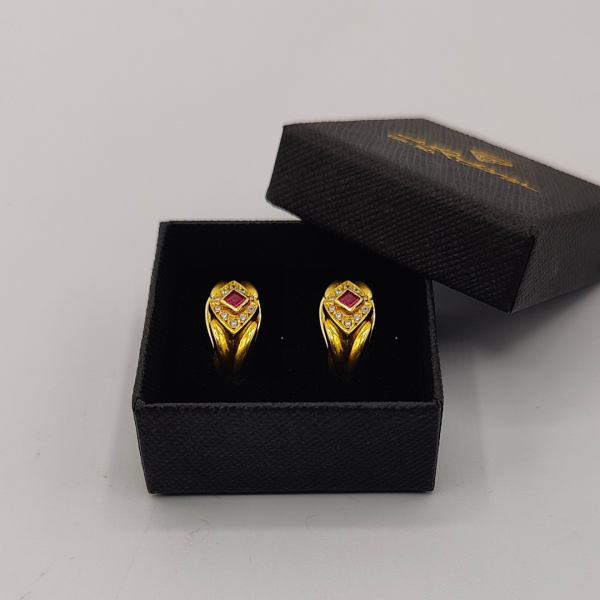Pendientes con Rubí en Forma de Rombo en el Centro y Diamantes en Oro de 18K