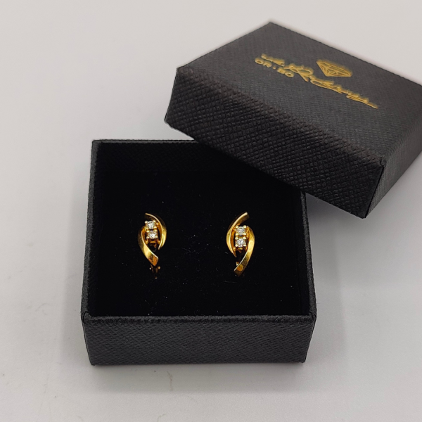 Pendiente de Oro de 18K con Dos Diamantes Suspendidos