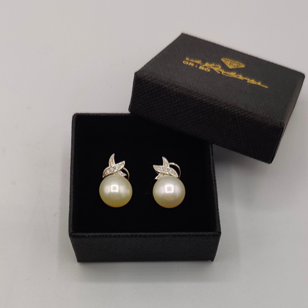 Pendiente con Perla Suspendida en un Pájaro de Oro Blanco de 18K y Recubrimiento de Diamantes