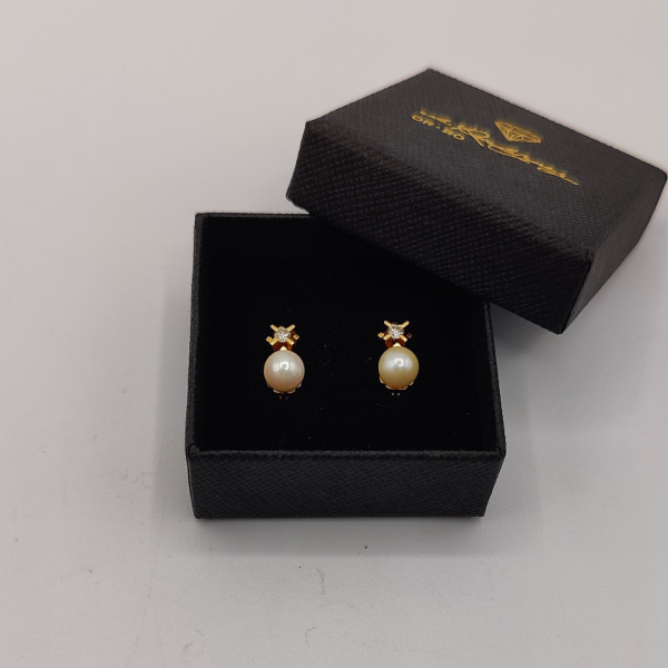 Pendiente de Perla Sugerida con Diamante y Oro de 18K