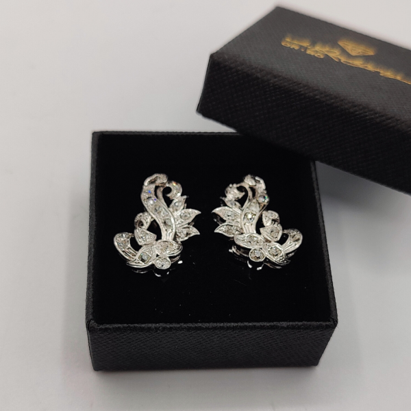 Pendiente de Oro Blanco de 18K en Forma de Flor Recubierto de Diamantes