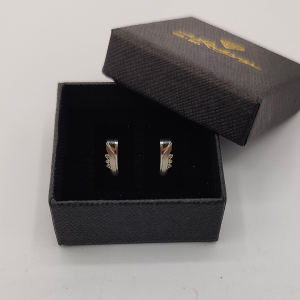 Pendiente de Oro Blanco de 18K con Tres Circonitas