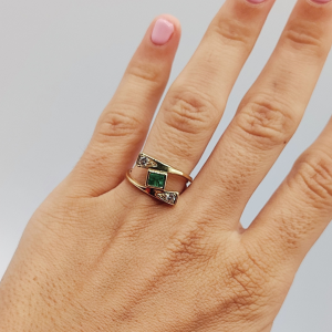 Anillo en Oro de 18k con Diamantes y Esmeralda