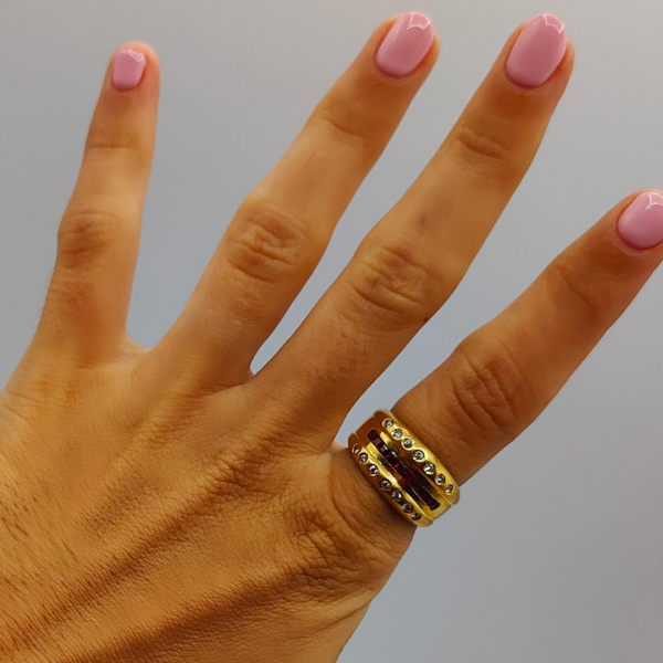 Anillo hilera de rubís con hilera de diamantes arriba y abajo
