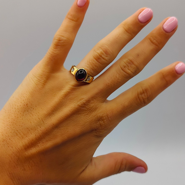 Anillo con rubí y diamantes de oro de 18 k