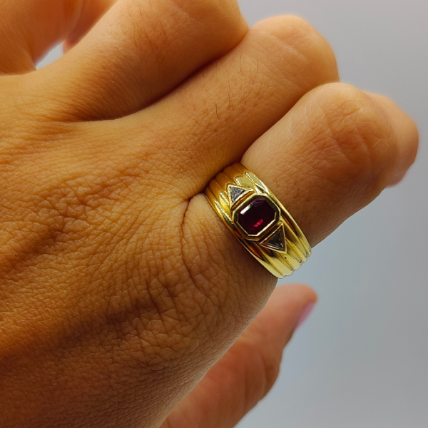 Anillo con rubí en el medio cuadrado y a los lados dos diamantes de oro de 18 k