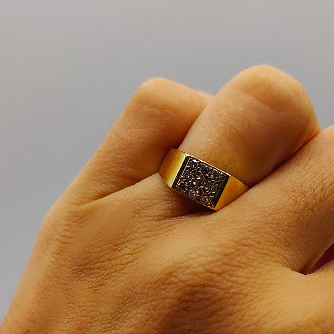 Anillo sello para el meñique con diamantes rellenando el cuadrado