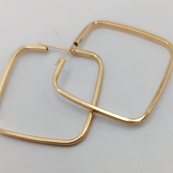 Pendiente de Aro Cuadrado en Oro de 18K