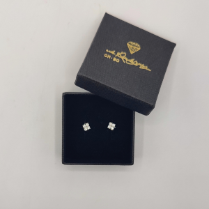 Pendiente cuadrado con 4 diamantes cada uno de oro blanco 18 k