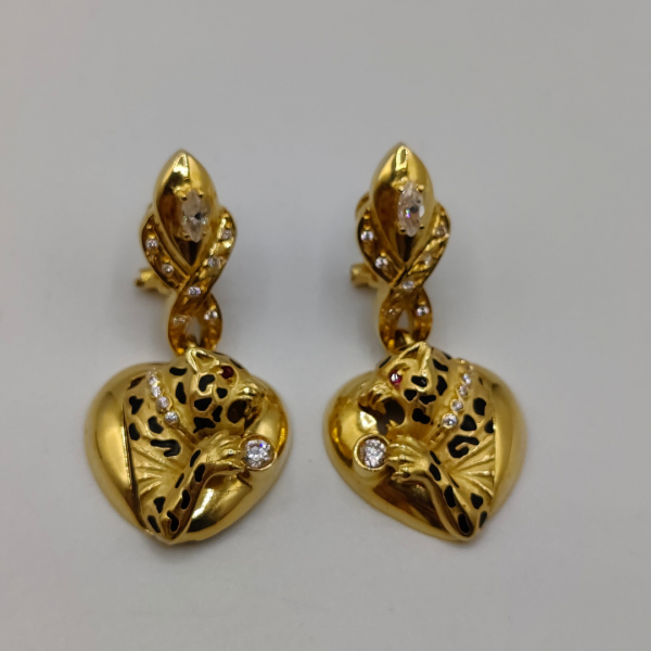 Pendientes colgando corazón con leopardo
