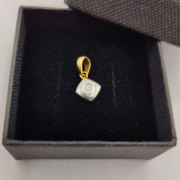 Colgante rombo en oro 18 k blanvo con diamante en el centro la parte de colgar en oro doradoREF: CG34