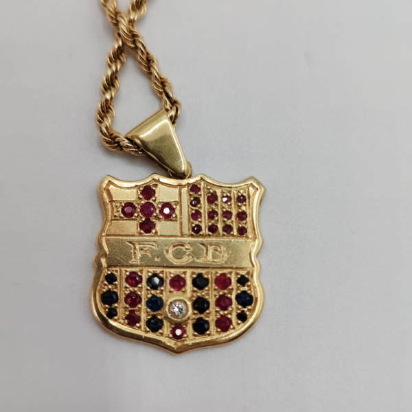 Colgante del barça con diamante en medio y rbís y zafiros combinados para crear los colores del barça oro de 18 k REF:CG15