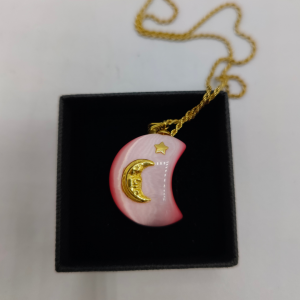 Colgante de cuarzo rosa en forma de luna con una luna una estrella de oro de 18 k engastado REF:C280