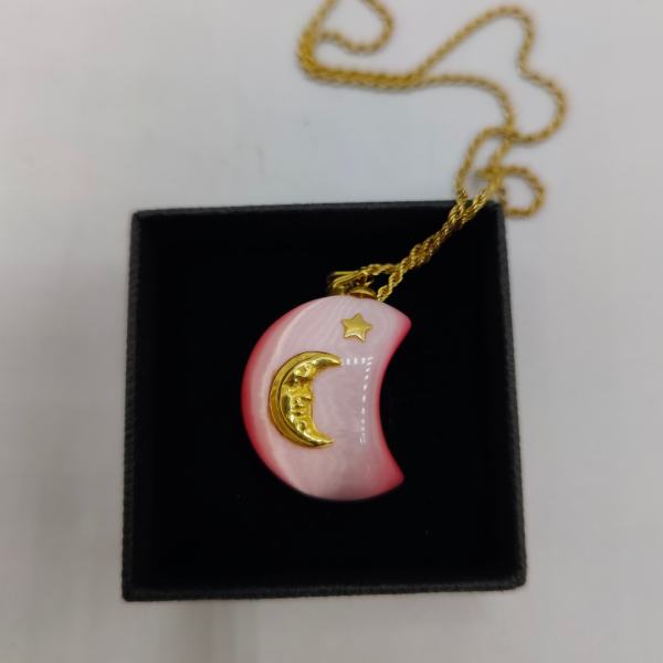 Colgante de cuarzo rosa en forma de luna con una luna una estrella de oro de 18 k engastado REF:C280