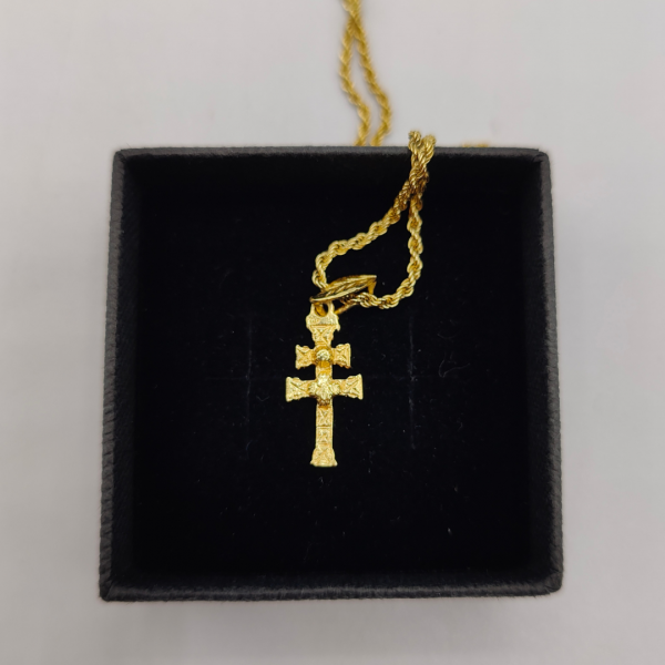 Colgante de cruz de caravaca, la parte de colgar es una hoja detallada oro de 18 REF: CG173