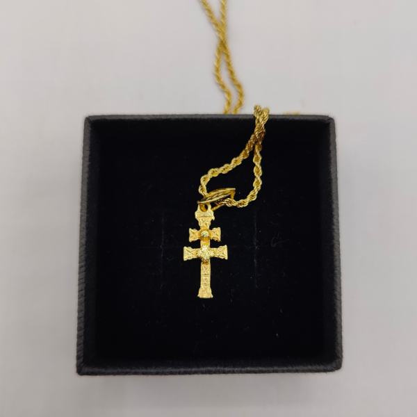 Colgante de cruz de caravaca con la palabra inri escrita 18 k REF: CG170