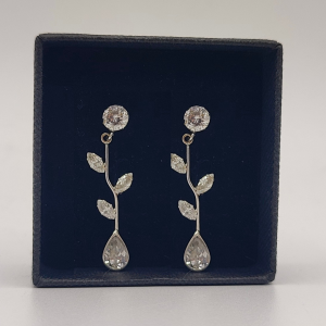 Pendientes en Forma de Lagrima en Oro Blanco de 18k con Circonitas