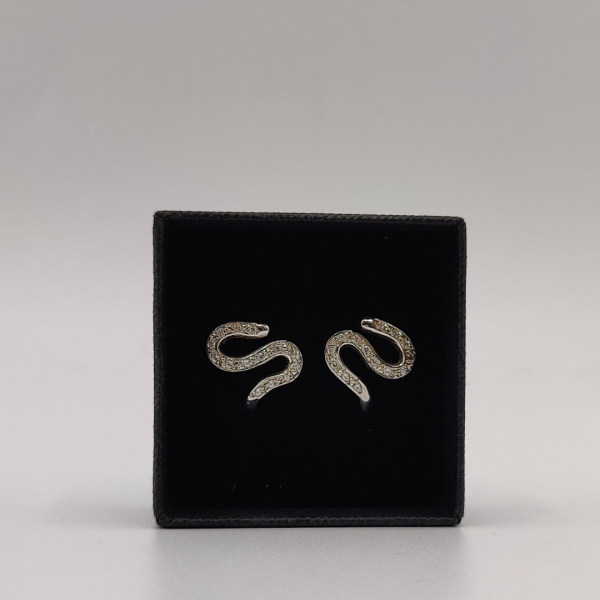 Pendiente en Forma de S Recubierto de Circonitas en Oro Blanco de 18K