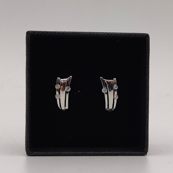 Pendiente con Tres Circonitas en Oro Blanco de 18K