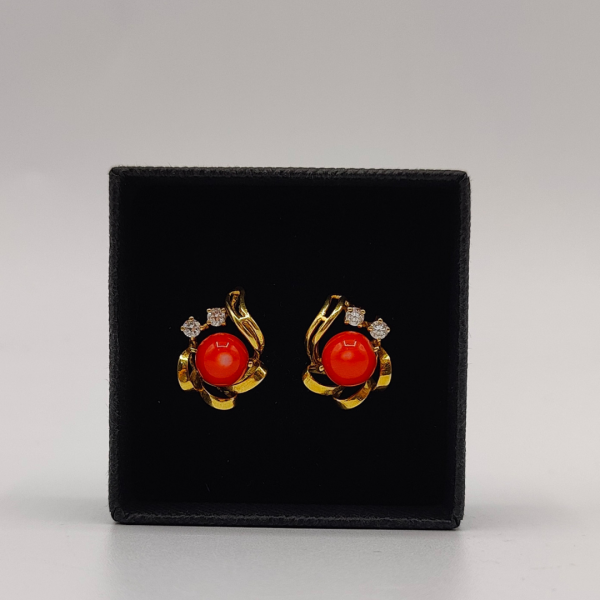 Pendiente Estilo Botón con Coral Natural y Estructura Floral en Oro de 18K