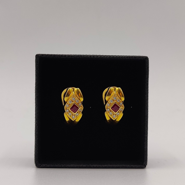 Pendientes con Rubí en Forma de Rombo en el Centro y Diamantes en Oro de 18K