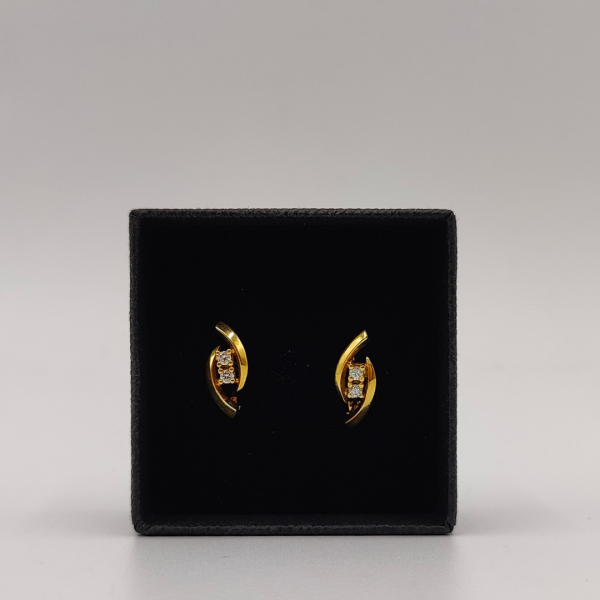 Pendiente de Oro de 18K con Dos Diamantes Suspendidos