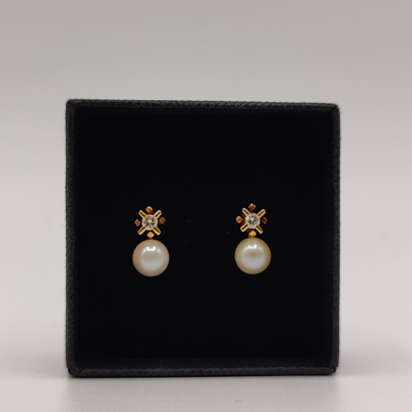 Pendiente de Perla Sugerida con Diamante y Oro de 18K