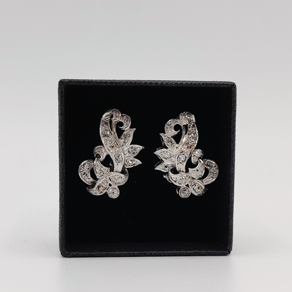 Pendiente de Oro Blanco de 18K en Forma de Flor Recubierto de Diamantes