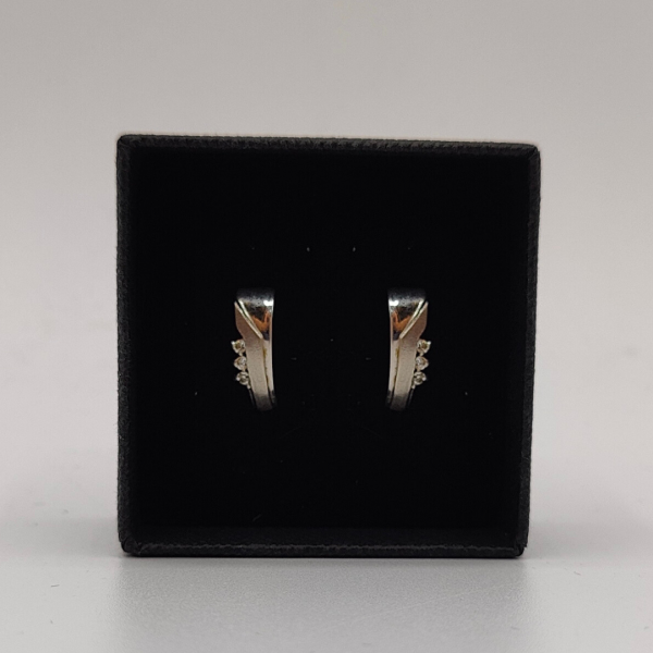 Pendiente de Oro Blanco de 18K con Tres Circonitas