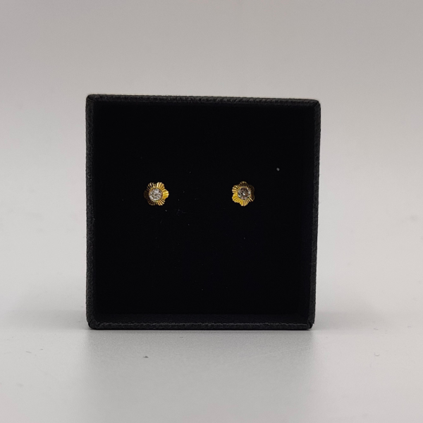 Pendiente Florecita con Circonita en el Centro en Oro Dorado y Blanco de 18K