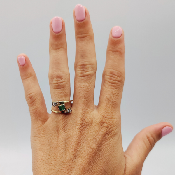 Anillo en Oro de 18k con Diamantes y Esmeralda