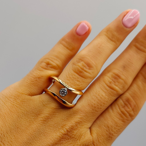 Anillo Solitario en Oro de 18k con Diamante de 60 mm