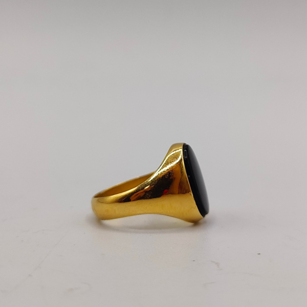 Anillo Sello en Oro de 18k con Ágata Negra