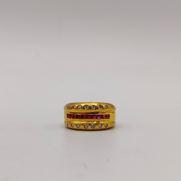 Anillo hilera de rubís con hilera de diamantes arriba y abajo