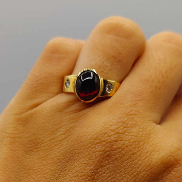 Anillo con rubí y diamantes de oro de 18 k