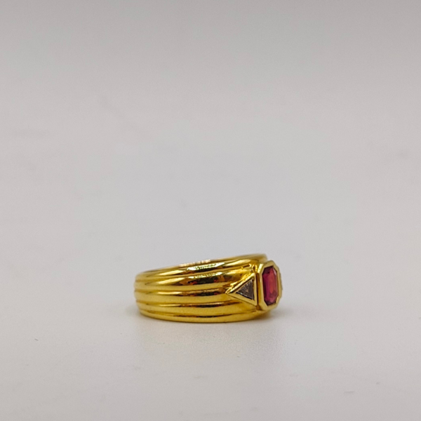 Anillo con rubí en el medio cuadrado y a los lados dos diamantes de oro de 18 k