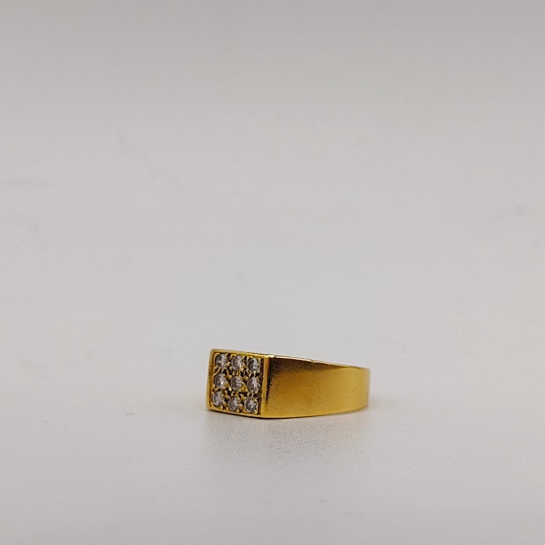 Anillo sello para el meñique con diamantes rellenando el cuadrado