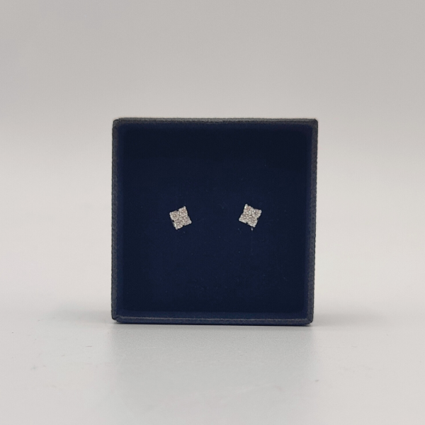 Pendiente cuadrado con 4 diamantes cada uno de oro blanco 18 k
