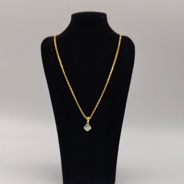 Colgante rombo en oro 18 k blanvo con diamante en el centro la parte de colgar en oro doradoREF: CG34