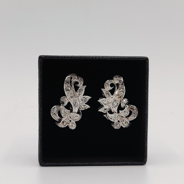 Pendiente de Oro Blanco de 18K en Forma de Flor Recubierto de Diamantes