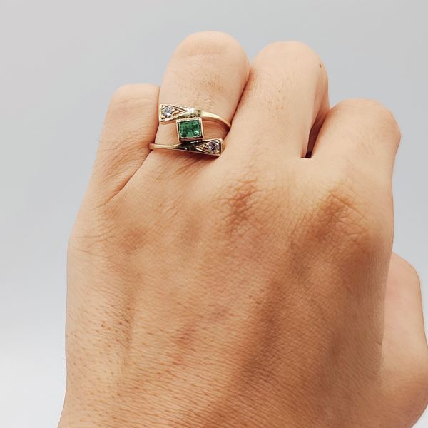 Anillo en Oro de 18k con Diamantes y Esmeralda