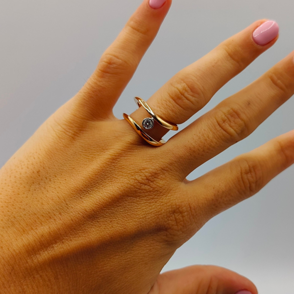 Anillo Solitario en Oro de 18k con Diamante de 60 mm